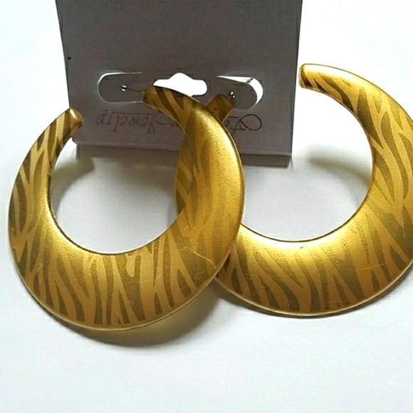 NWT GOLD ZEBRA STRIPES HOOP EARRINGS - Picture 2 of 2